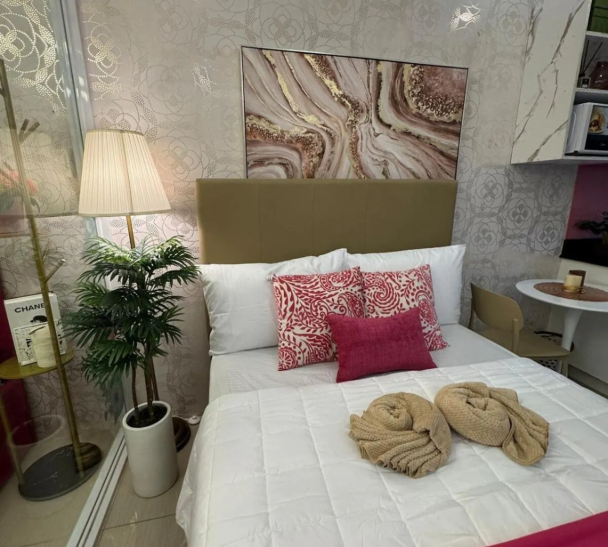 The Pink Velvet Shore Residences Family room Good for 2-4 guests by Prime Stay MOA Manila